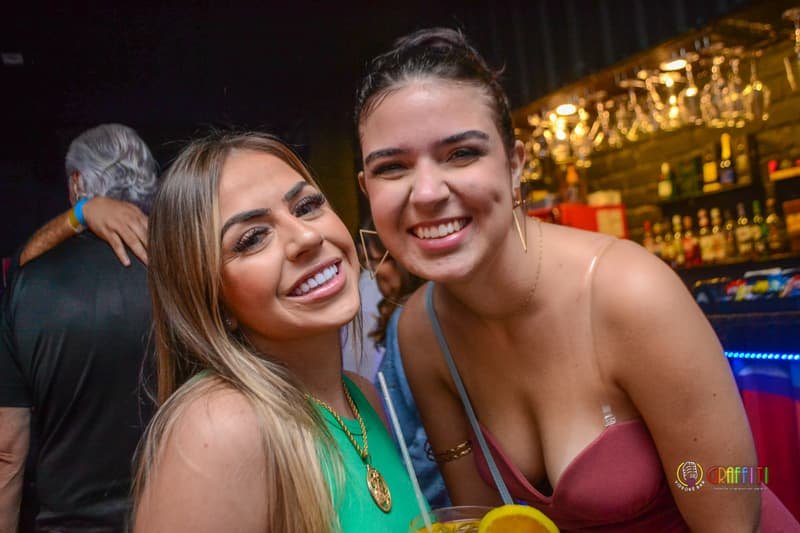 Amigas brindando no Graffiti