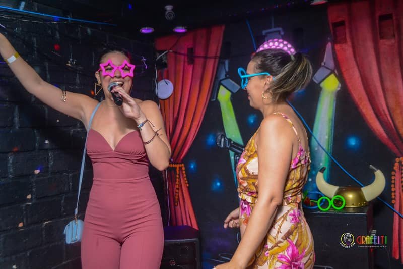 Amigas cantando no palco