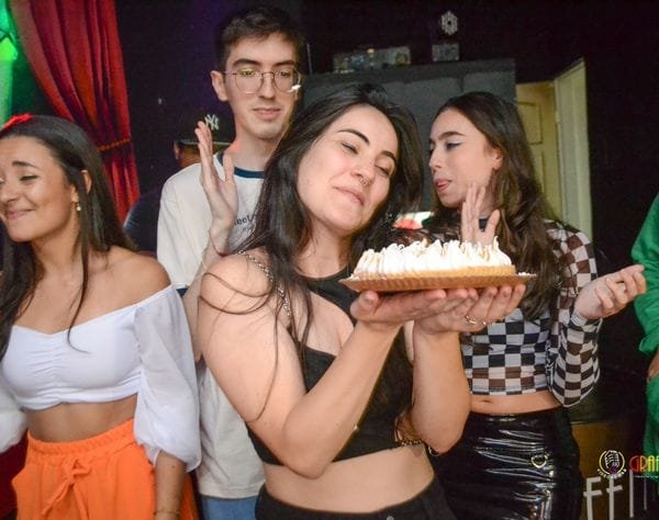 Aniversariante com o bolo e os amigos no palco do Graffiti