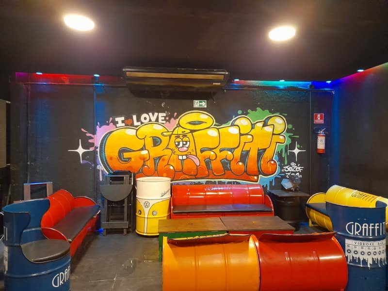 Ambiente com grafite I love Graffiti e sofás
