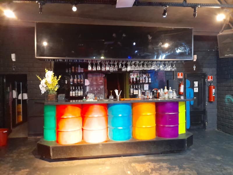 Bar com tambores coloridos