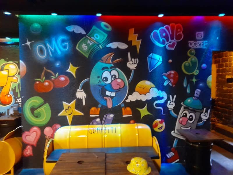 Mural grafitado com sofá amarelo
