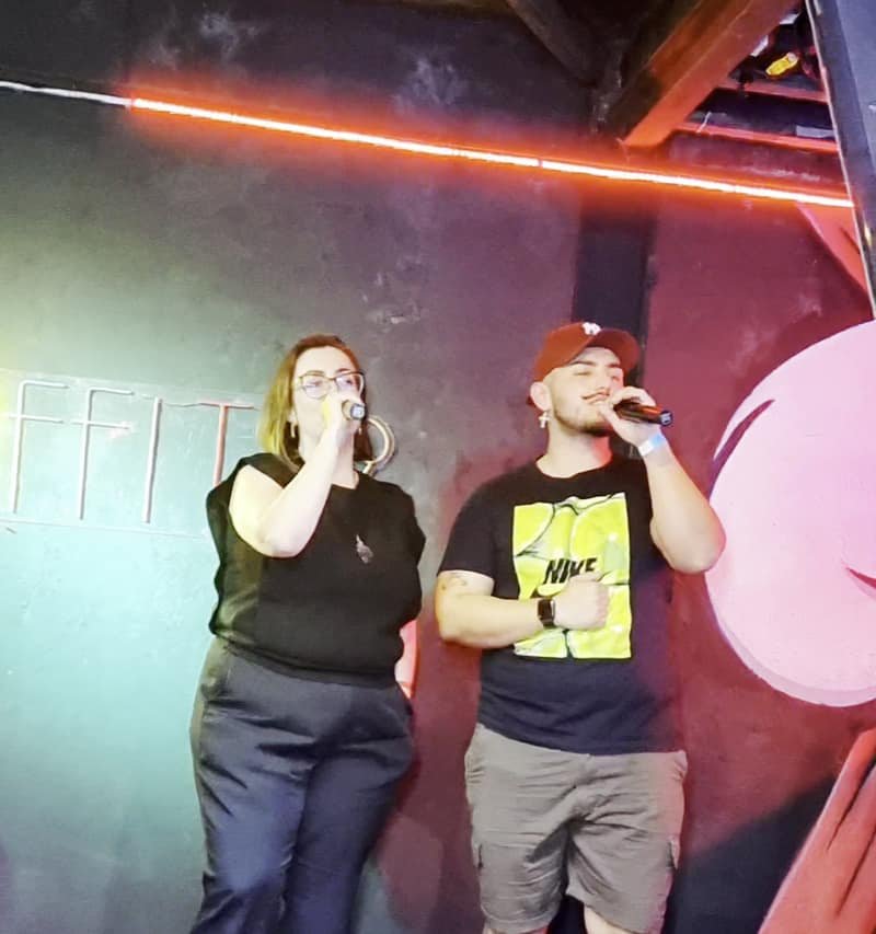 Dupla cantando no palco